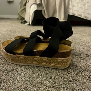 Steve Madden platform sandals! Size 6